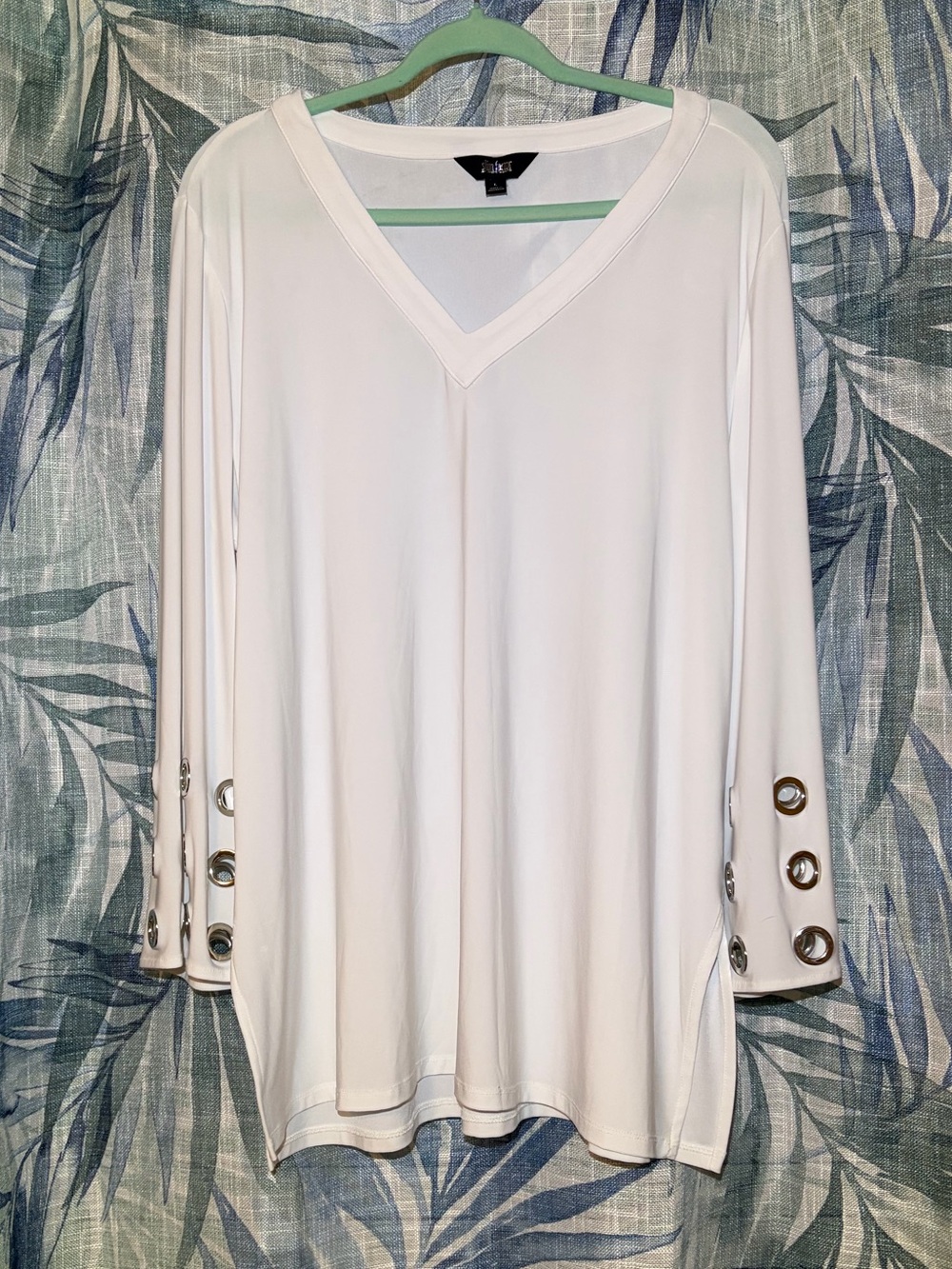 NWOT Slim Factor White V-Neck Silver Grommet Sleeve Slimming Swingy Tunic. Large